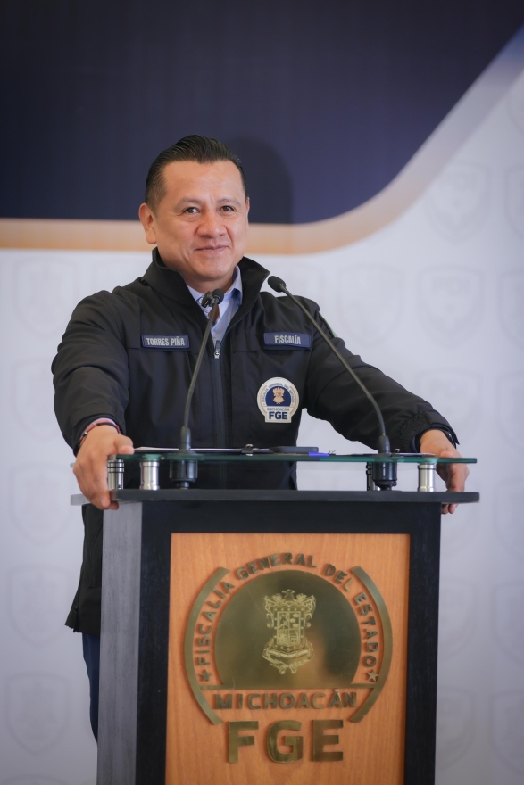 El Fiscal Carlos Torres Piña pide licencia hasta por 45 Días, buscará también la Candidatura por MORENA a la Gubernatura de Michoacán en el Proceso Electoral 2027