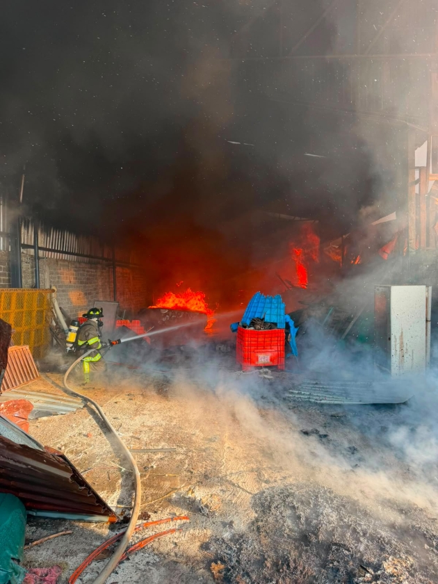 Atiende PC Estatal incendio en fábrica de reciclaje en Morelia 