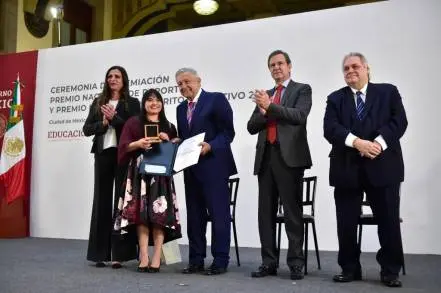 AMLO otorgó el Premio Nacional del Deporte a Atletas Destacados
