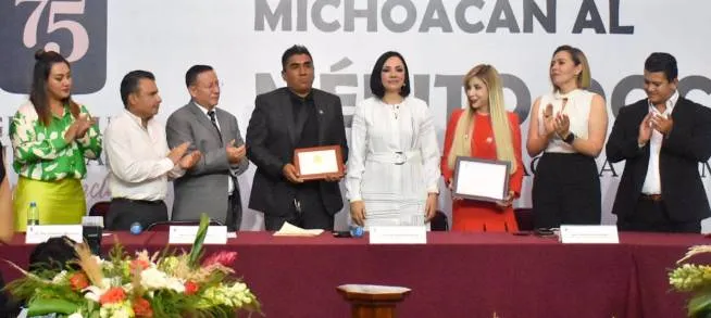 Distingue Congreso del Estado con Medalla Michoacán al Mérito Docente a Escuela Normal Rural Vasco de Quiroga 