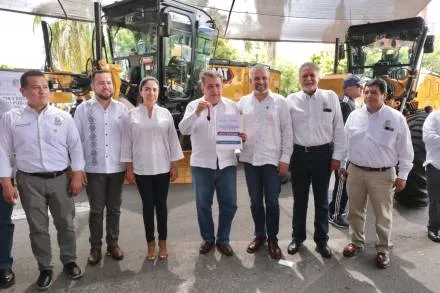  Alfredo Ramírez Bedolla pone en marcha el programa de entrega de maquinaria a municipios, en Apatzingán  