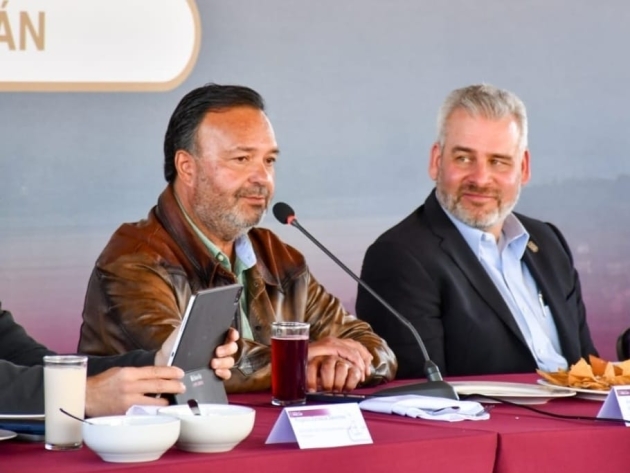 El Alcalde Julio Arreola impulsa la educación en Pátzcuaro: entrega de becas y nuevas obras para esc 