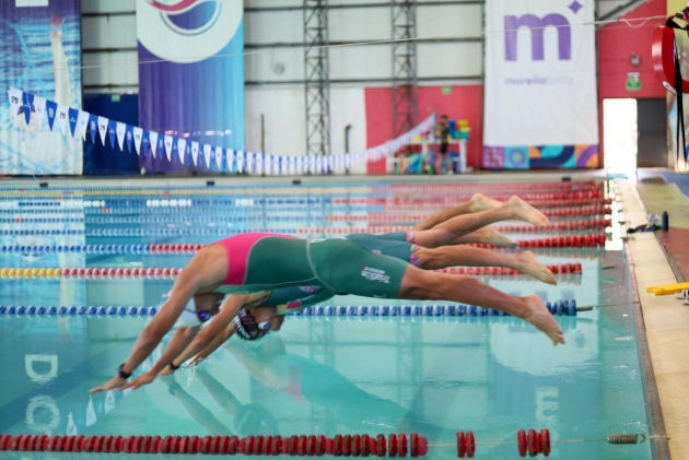 Atletas morelianos entrenan en instalaciones del Imcufide, rumbo a la Copa Continental de Triatlón 