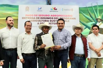 Entrega Gobernador seguro agropecuario a productores de temporal y autoconsumo  