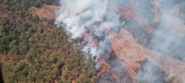 Se suma helicóptero con helibalde a combate de incendio forestal en Ario 